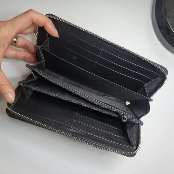 GUCCI embossed leather logo zip around long wallet black - Picture 8 of 15